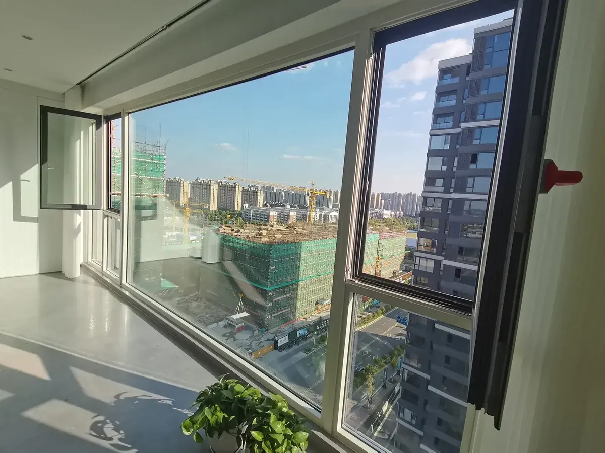 苏州相城翠樾庭 2阳台系统窗封窗实景图2