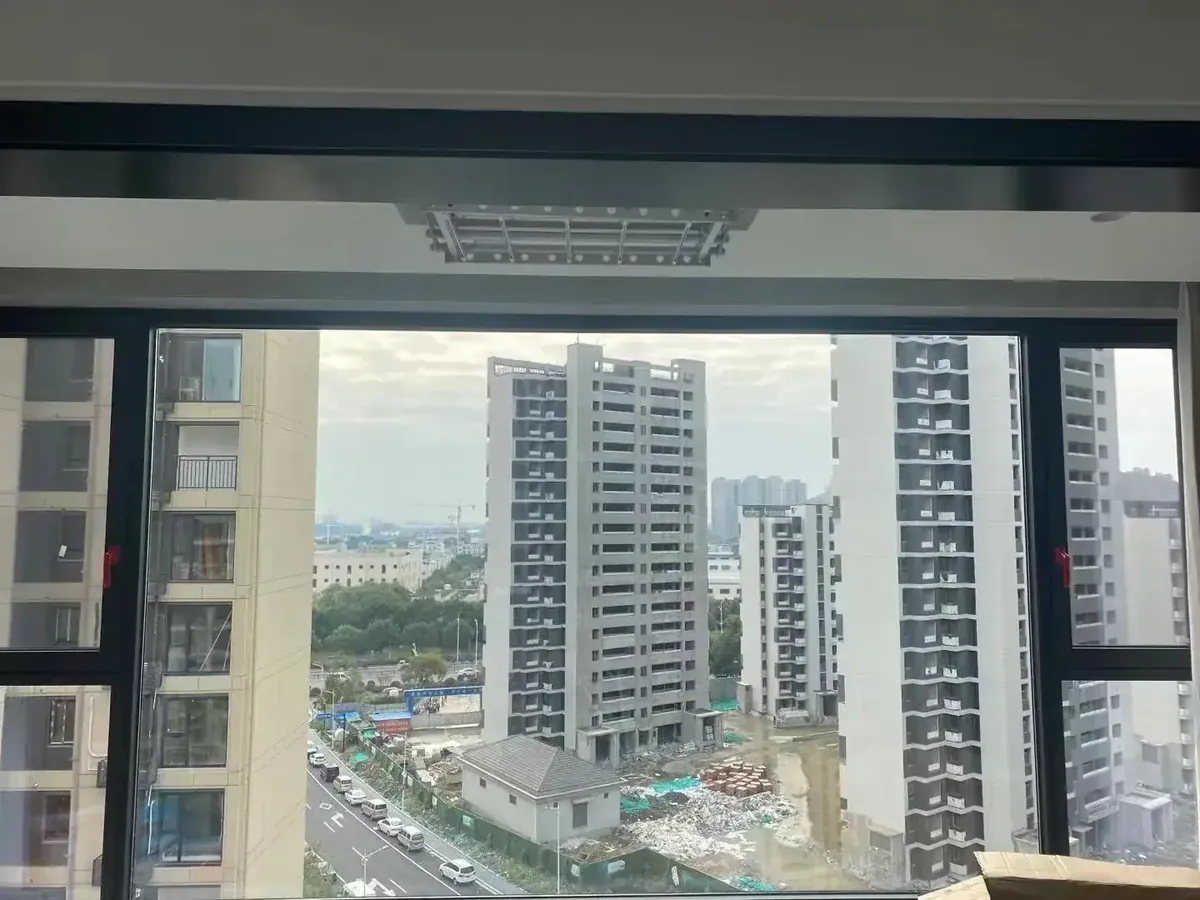 苏州吴江河风印月华庭阳台系统窗封窗实景图1