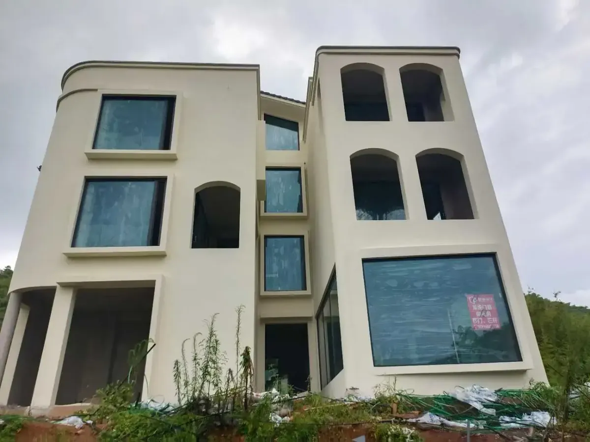 山林自建别墅竖向系统窗落地效果