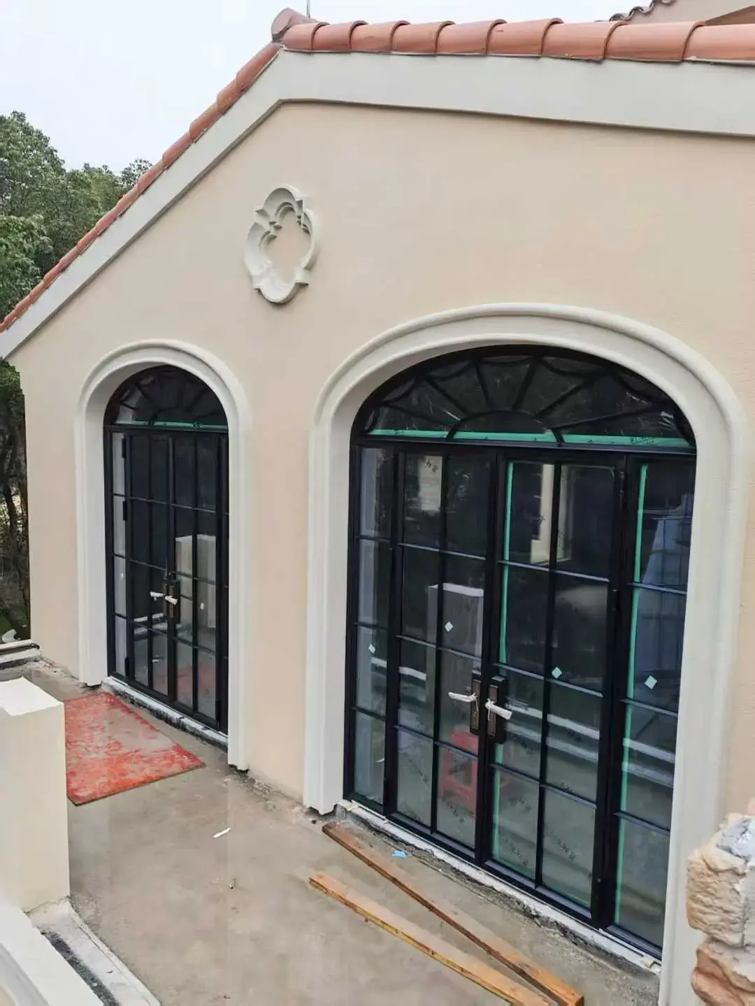自建房拱形格条门，适配托斯卡纳建筑风格