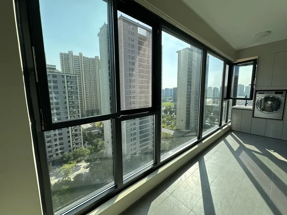 苏州相城建发园玺阳台系统窗封窗实景图1