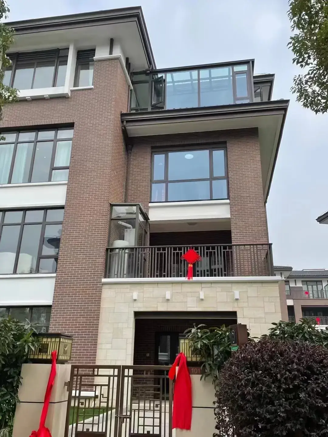 苏州吴江九鲤江南别墅阳台系统窗封窗实景图2