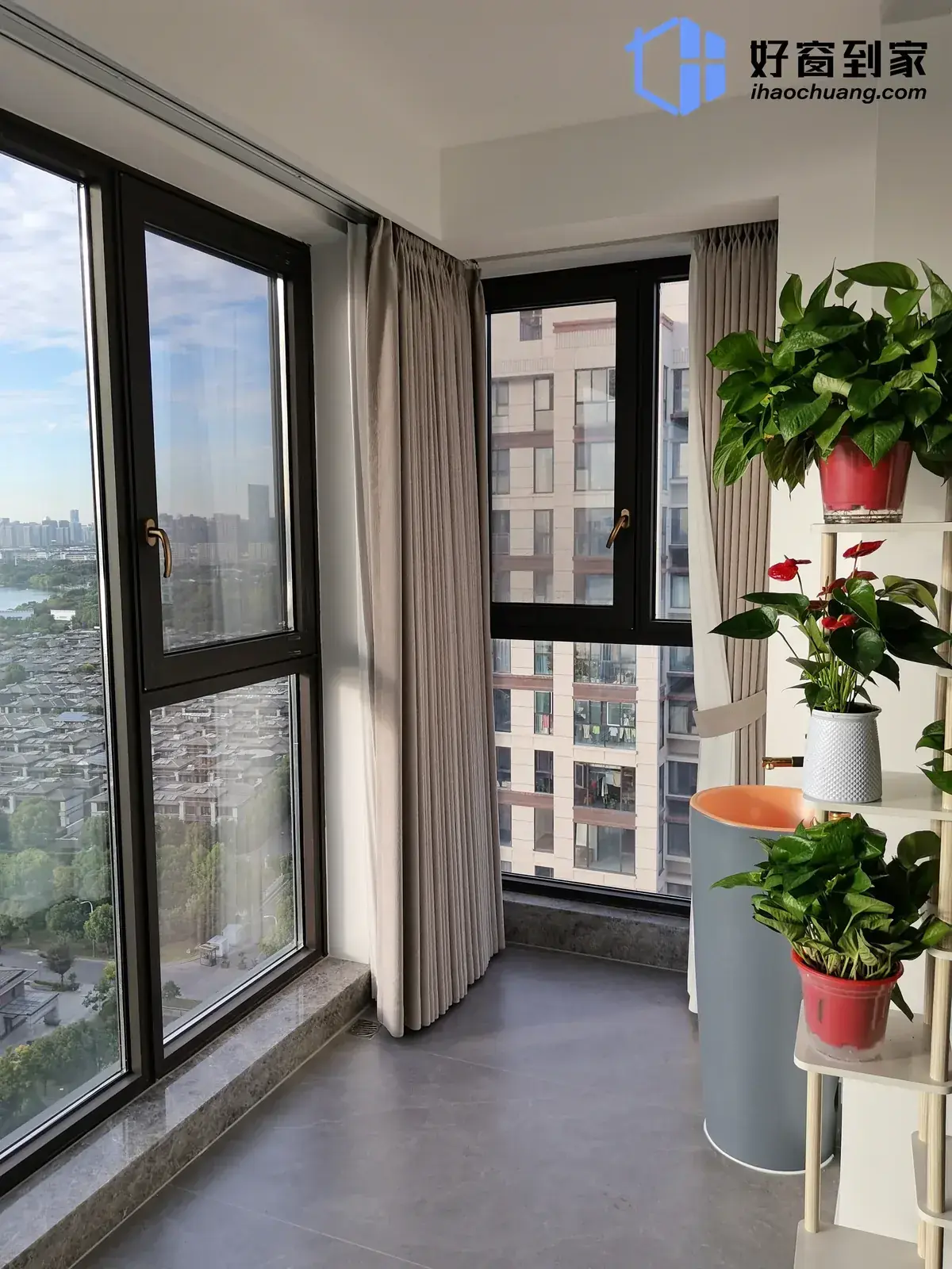 苏州吴中世贸石湖湾阳台系统窗封窗实景图1
