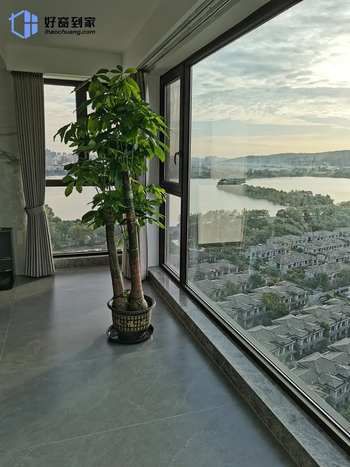 苏州吴中世贸石湖湾阳台系统窗封窗实景图2