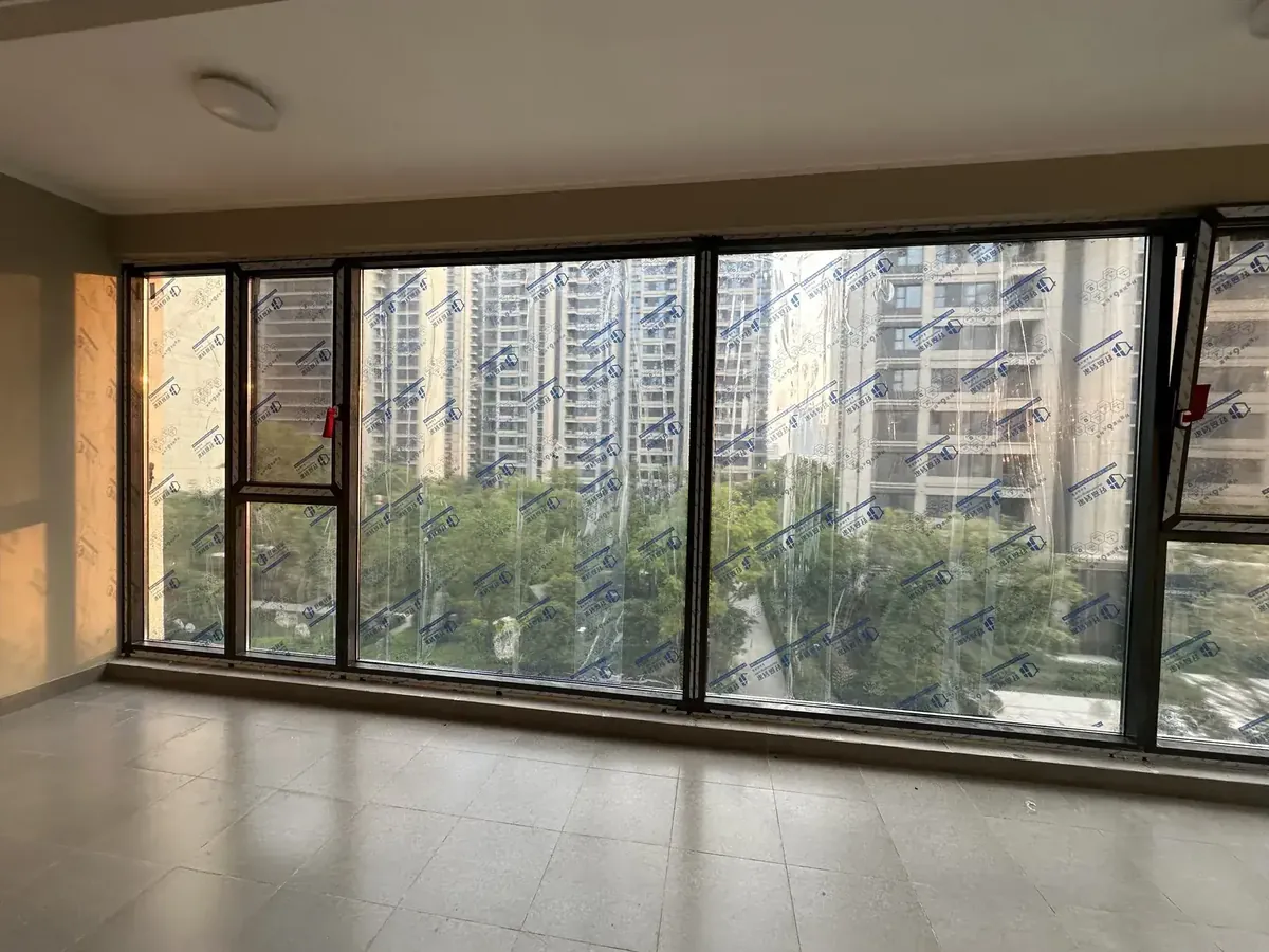 苏州相城天境上辰阳台系统窗封窗实景图3