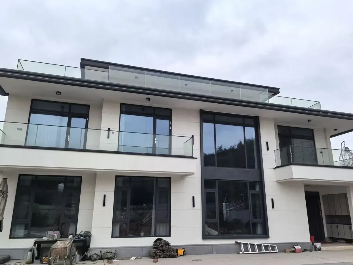 自建房阳台系统窗与黑玻护栏细节