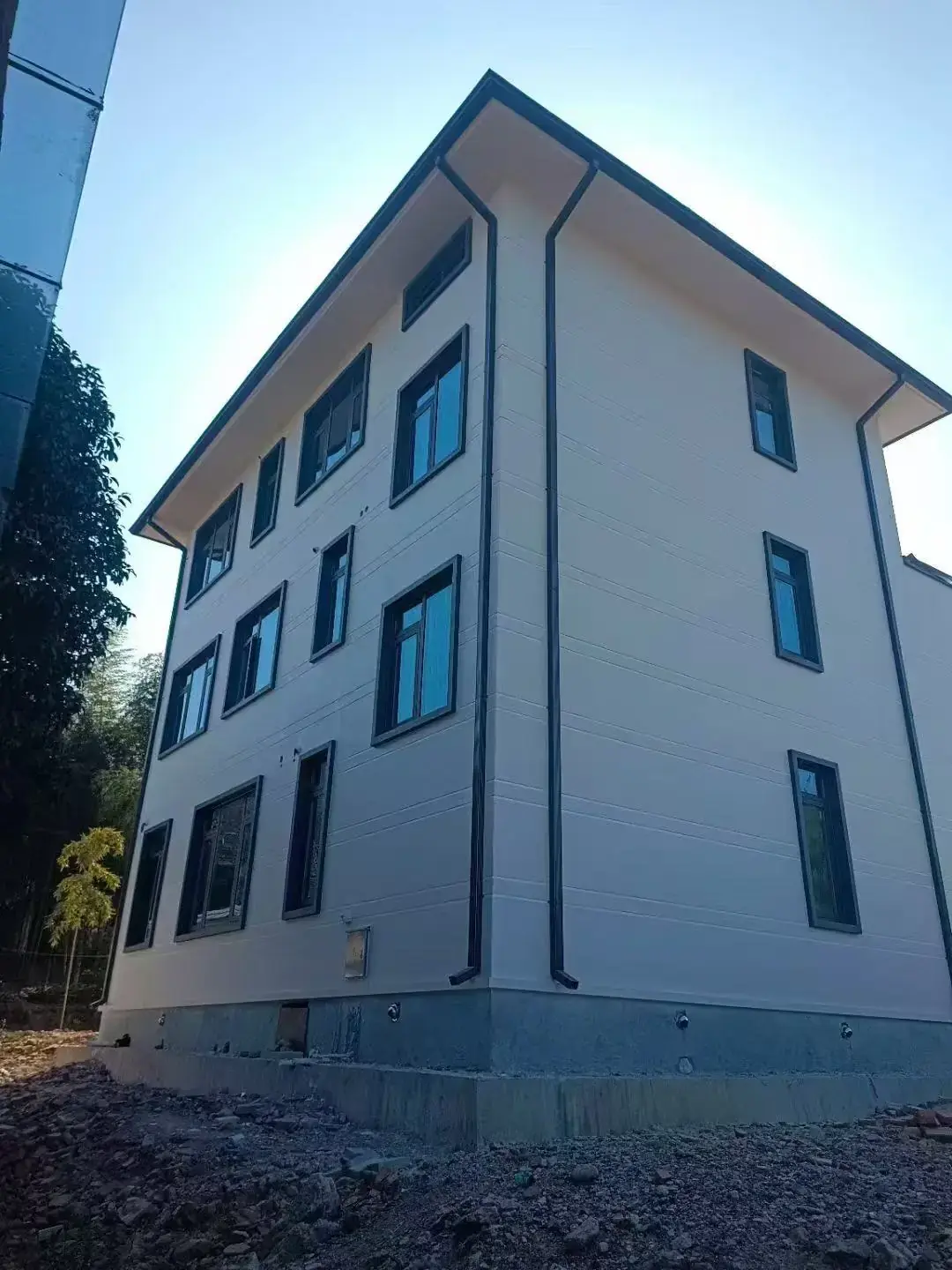三层现代自建房系统窗外景实拍