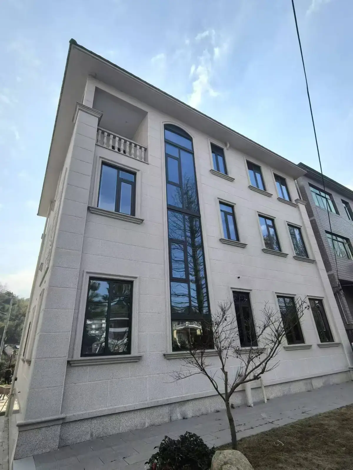 三层自建房侧立面整排系统窗实景