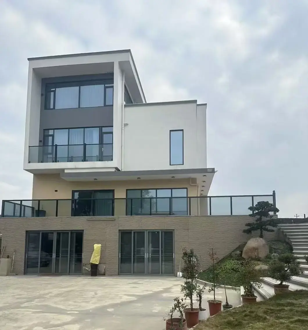 三层现代自建房侧墙系统窗完工效果