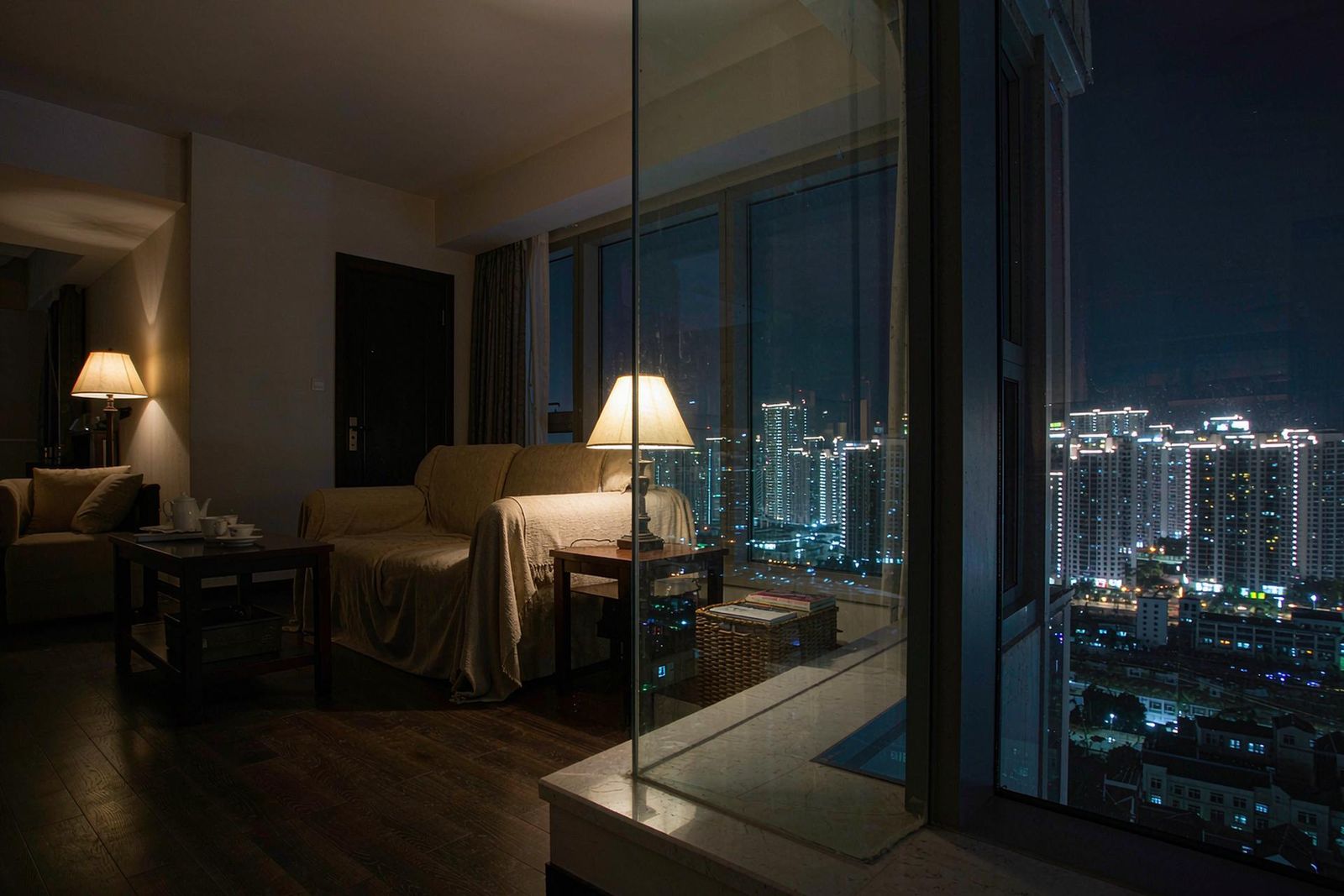 AR 减反射镀膜玻璃夜景