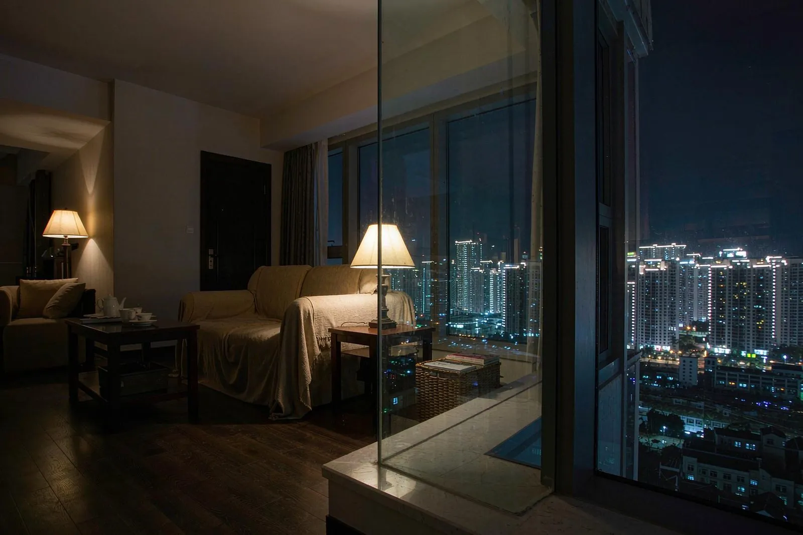 AR 减反射镀膜玻璃夜景